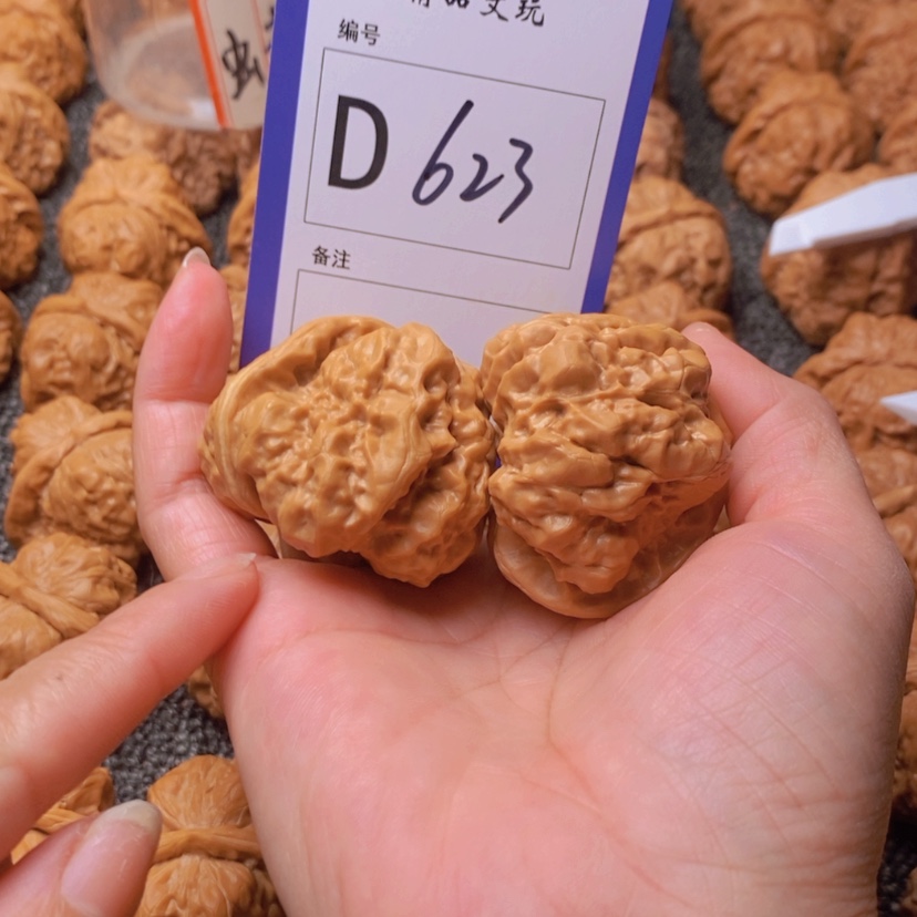 【闪购商品】桃核吊坠什****说这首单曲真的很不错