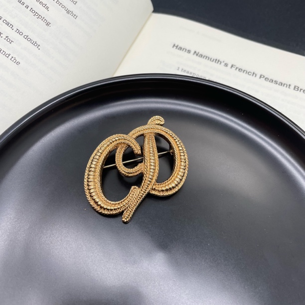 95新 DIOR/迪奥 金色纹理字母胸针/d06529