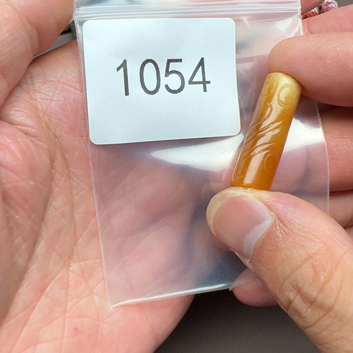 蒙***人和田玉（糖玉）未镶嵌珠宝半成品