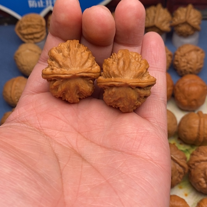 文玩核桃把件粗筋八棱