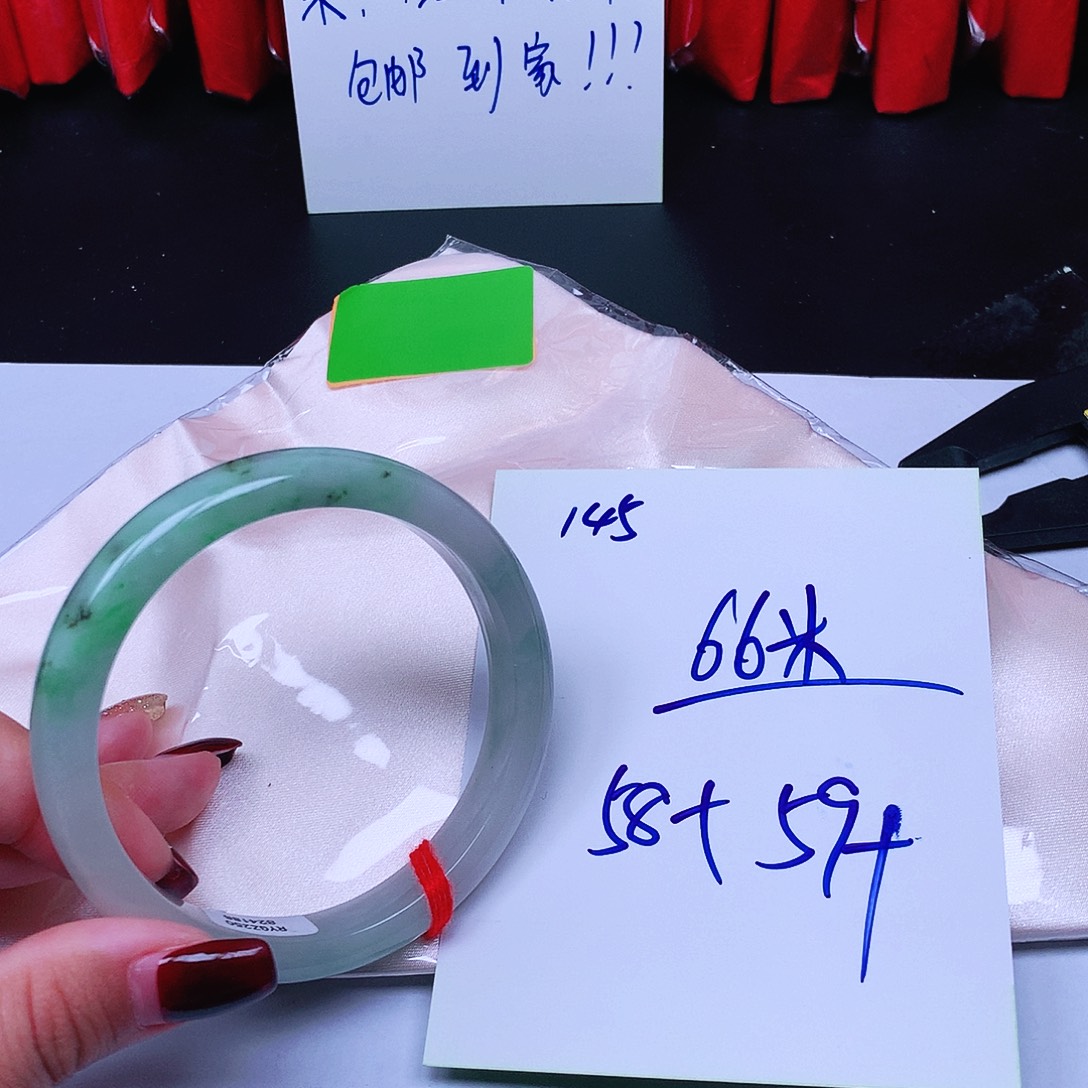 翡翠未镶嵌手镯145。   
