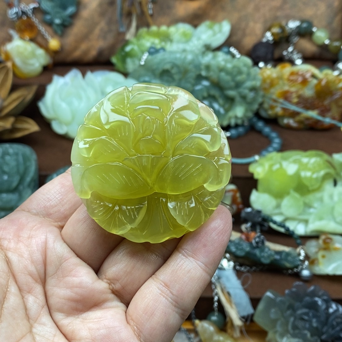 蛇纹石玉未镶嵌颈饰