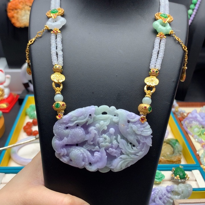 翡翠颈饰未镶嵌紫翡龙凤牌