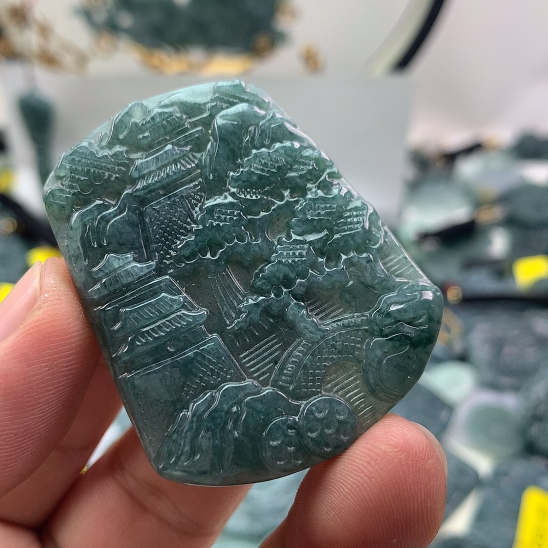 翡翠未镶嵌颈饰山水