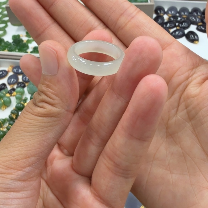 鱼***儿和田玉未镶嵌颈饰16～17