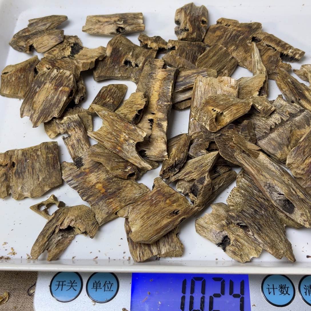 沉香木手把件奇楠块料102 克。，。。