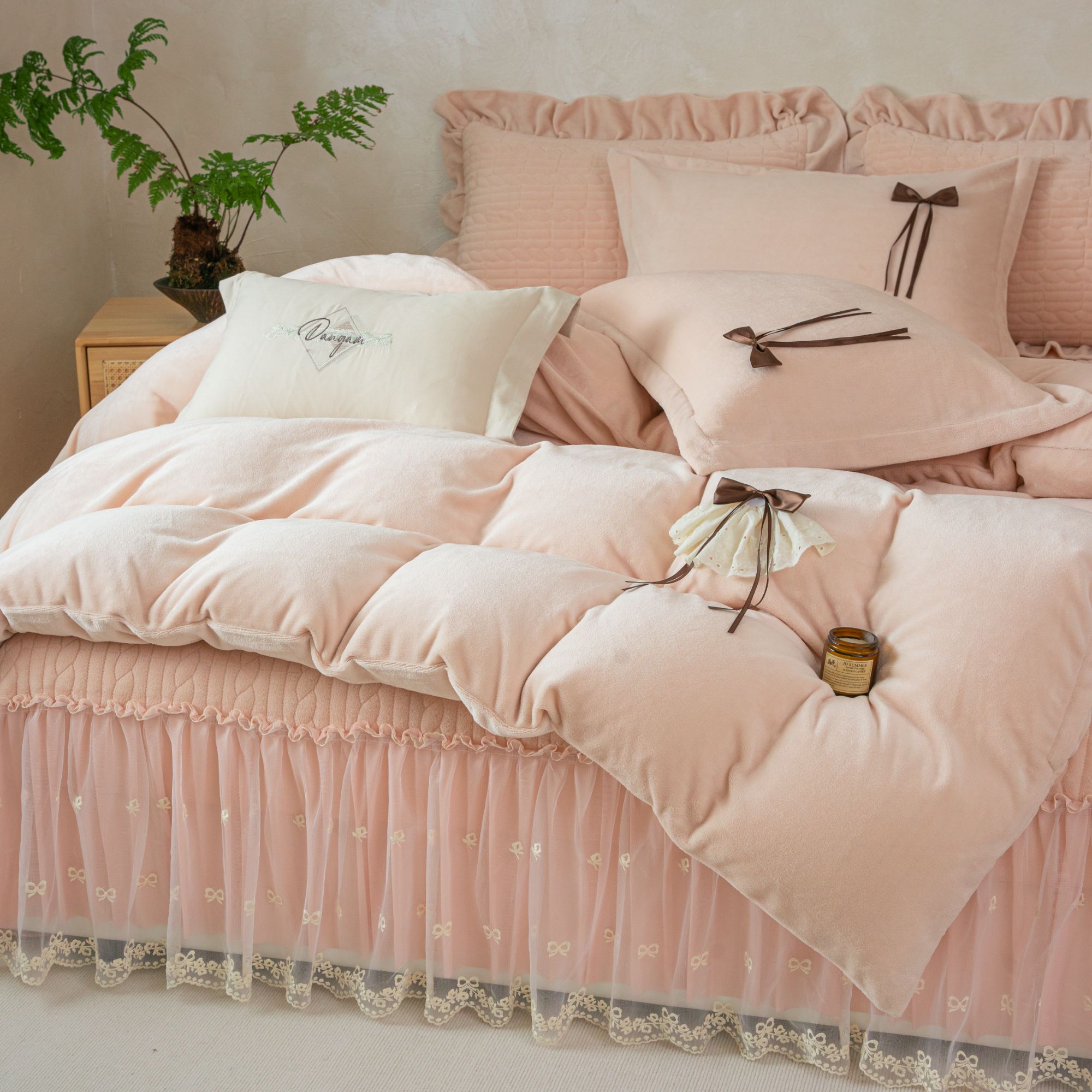 秋冬款牛奶绒高克重夹棉加厚公主风蕾丝床盖四件套！