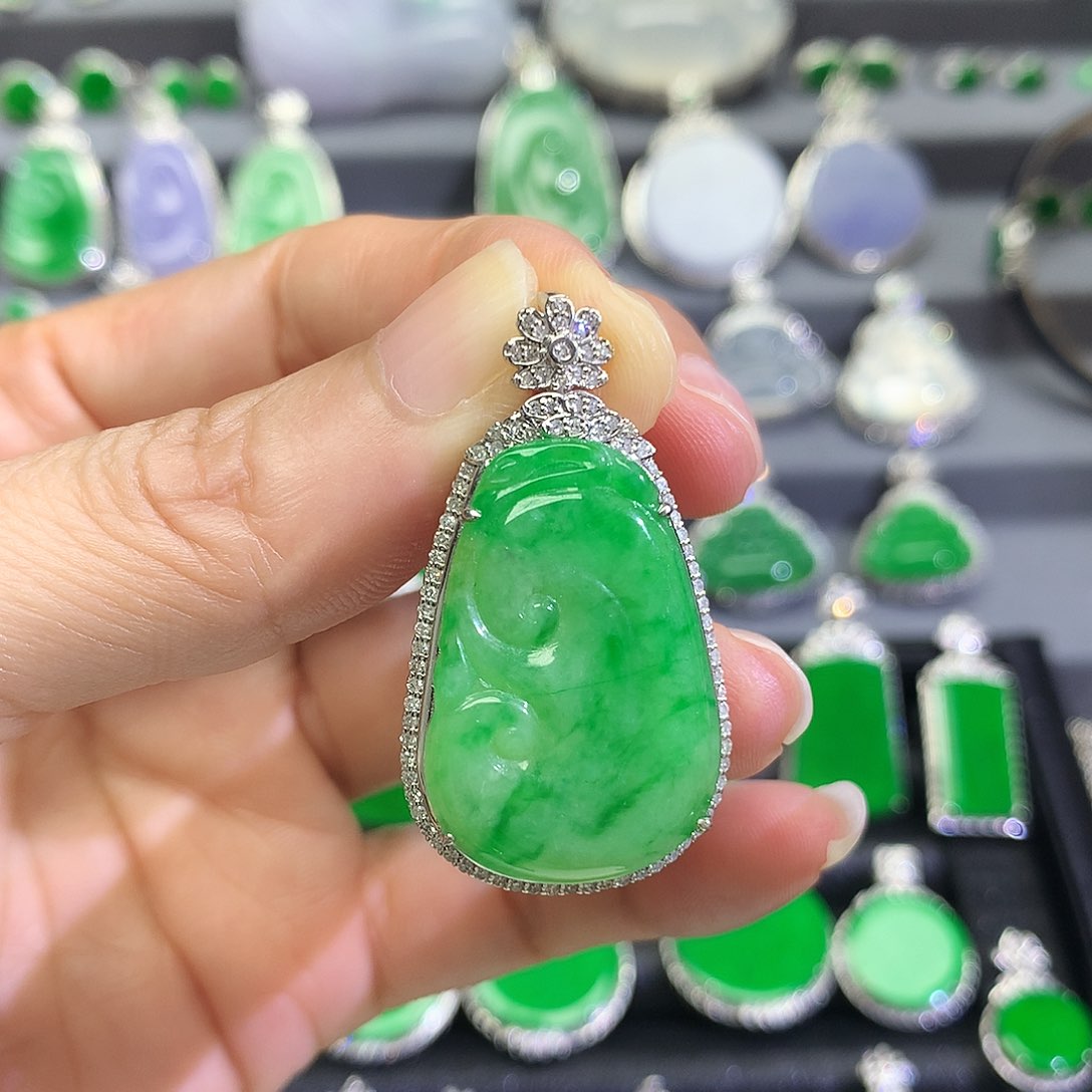 颈饰18K金镶嵌翡翠