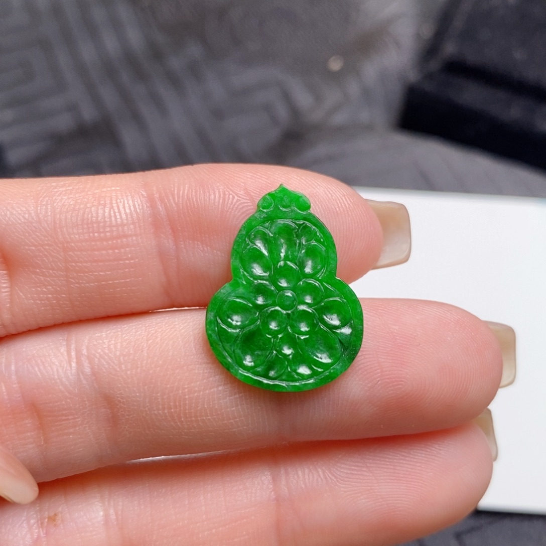 翡翠未镶嵌颈饰葫芦雕花片