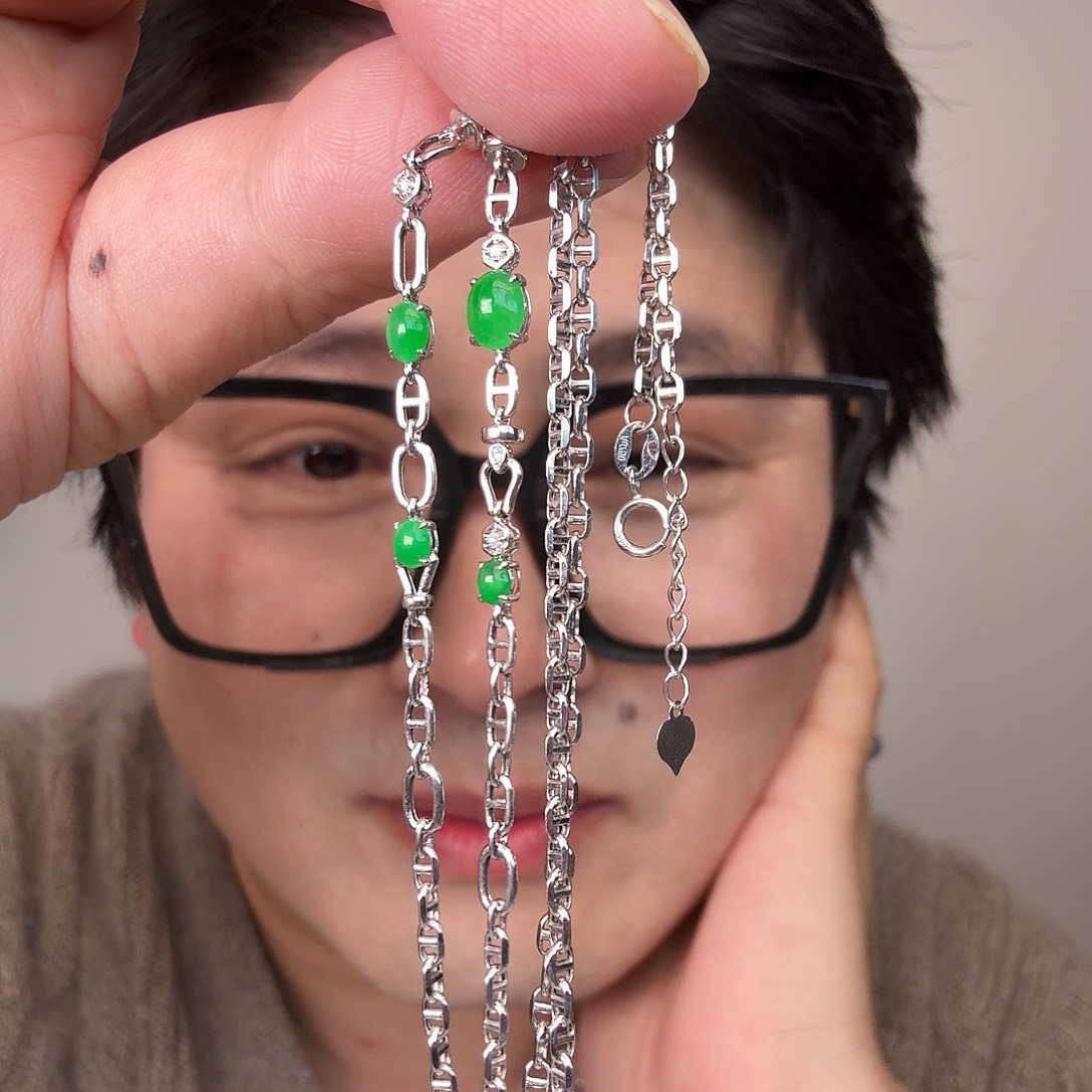 在***方翡翠18K金镶嵌颈饰一件