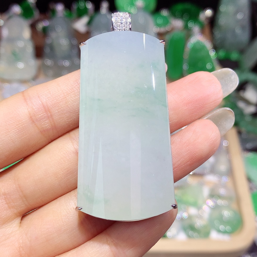 翡翠18K金镶嵌颈饰牌子