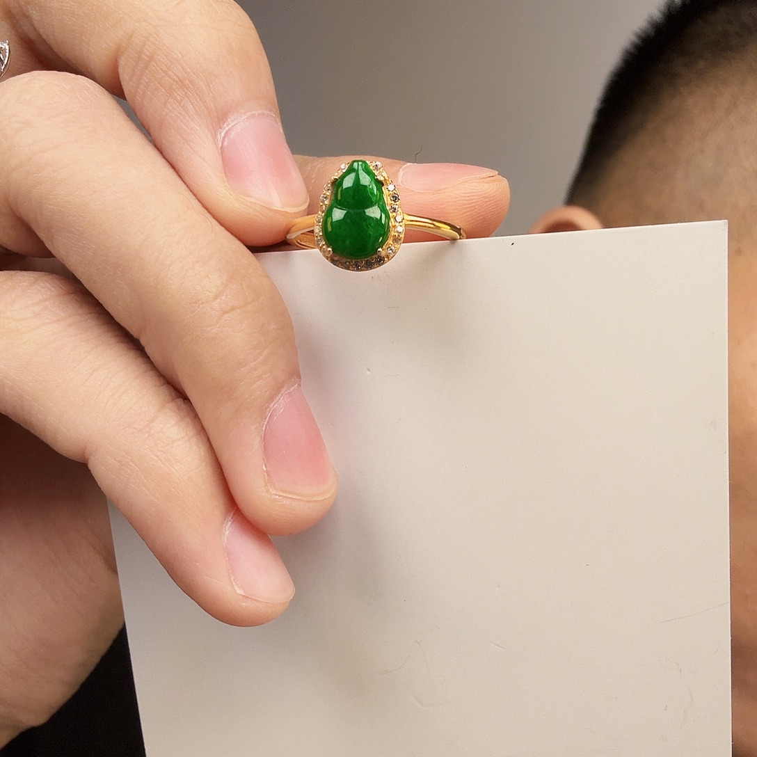 翡翠未镶嵌颈饰一件