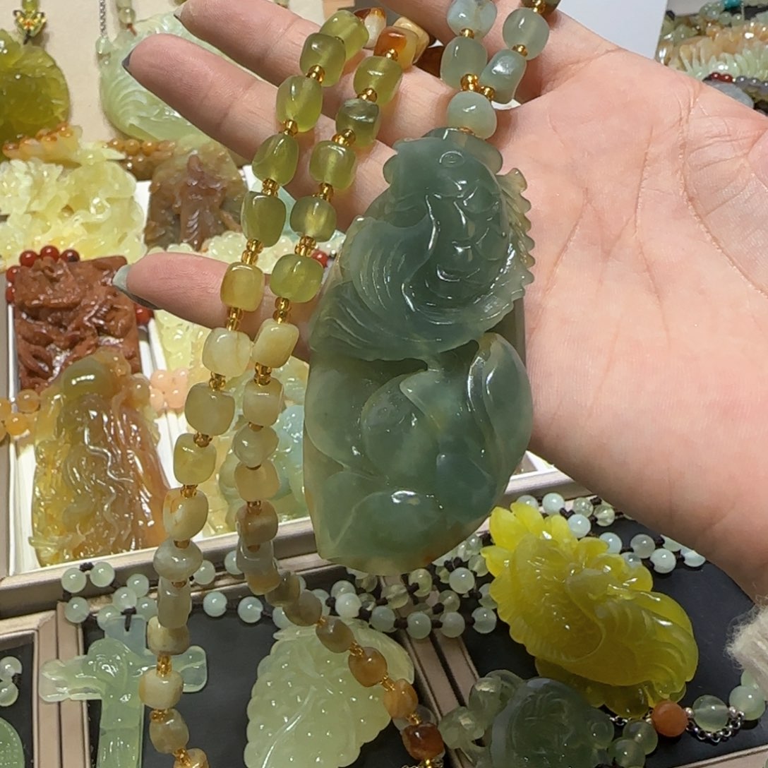 未镶嵌蛇纹石玉吊坠