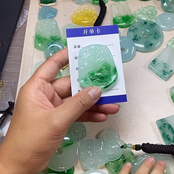 风***翡翠未镶嵌颈饰龙牌