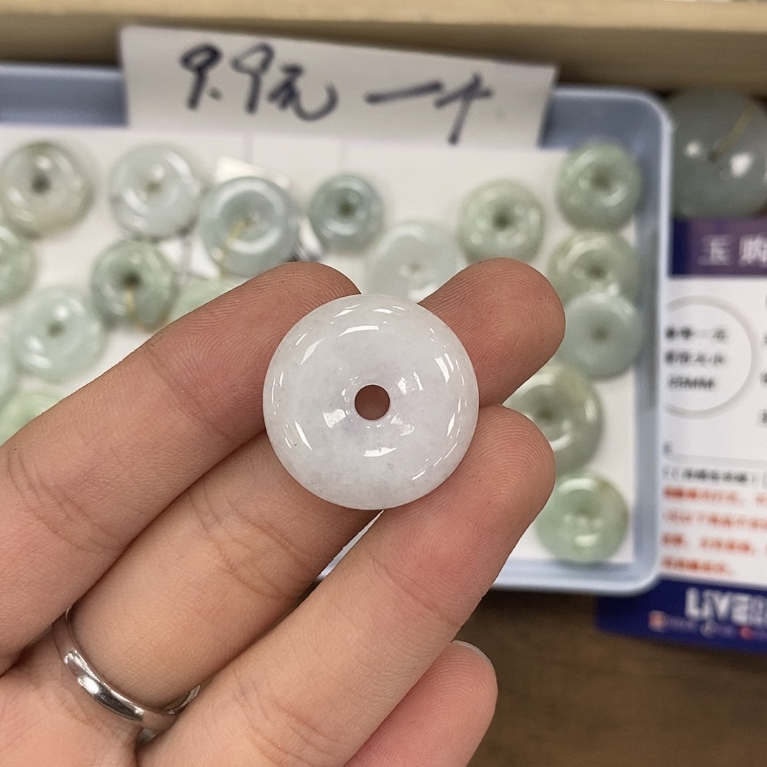 翡翠未镶嵌颈饰平安