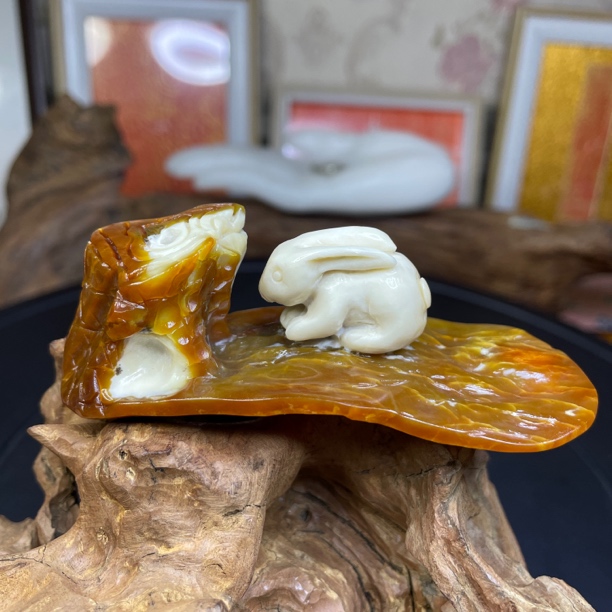 天然正品岫玉花玉双色纯手工俏色巧雕兔子茶宠小摆件