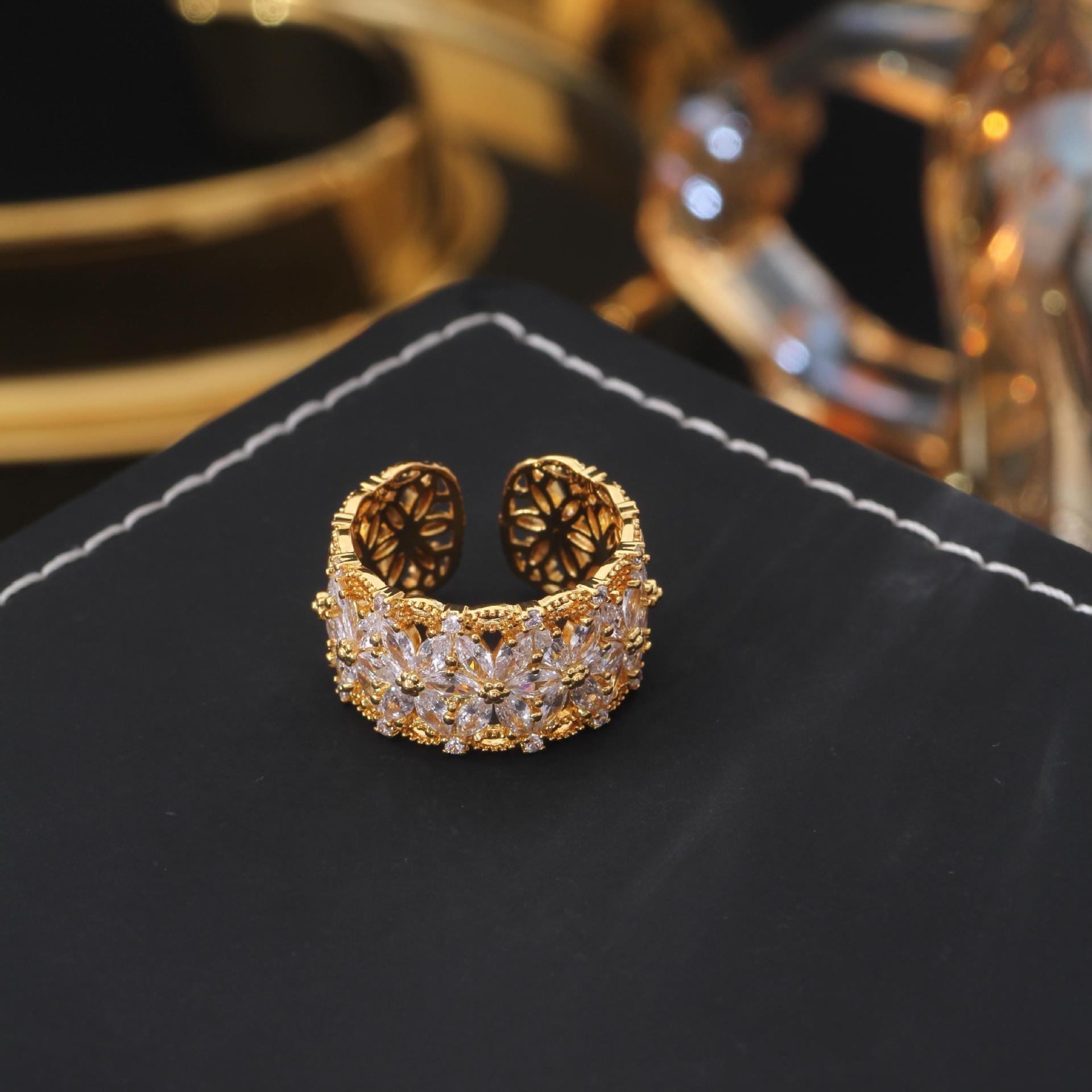 铜合金合成锆石戒指 QS-YX-0107 花朵轻奢镂空戒指