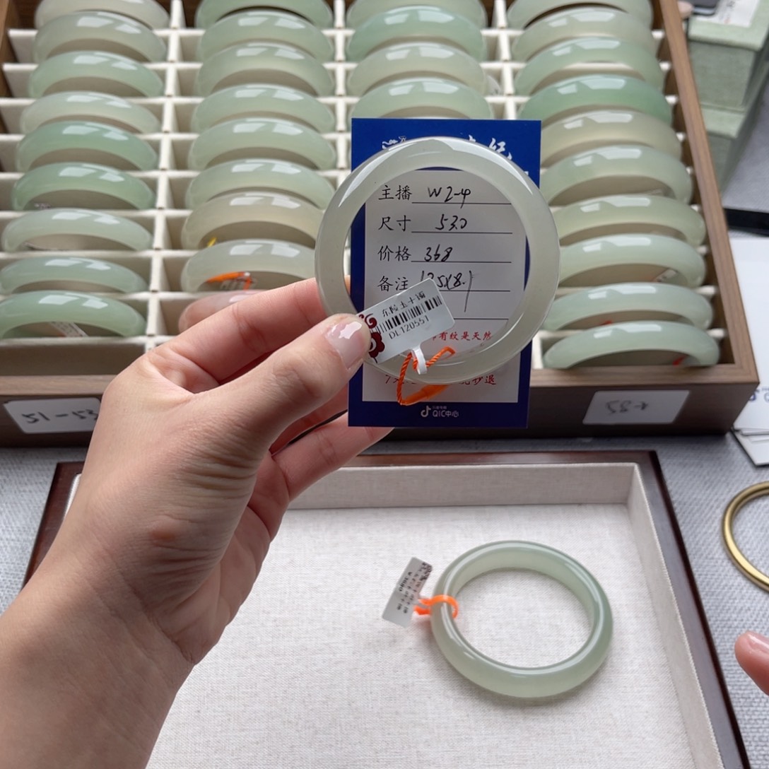 若***汐东陵石未镶嵌手镯