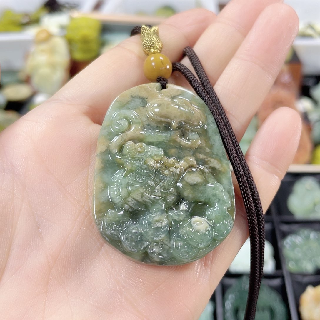 蛇纹石玉颈饰合金