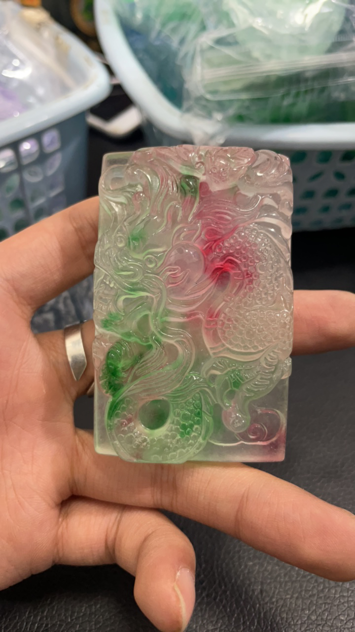  491  飘绿红龙吊坠牌