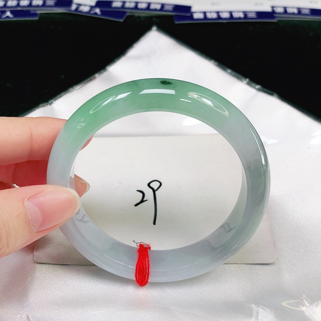 翡翠手镯未镶嵌翡翠手镯未镶嵌