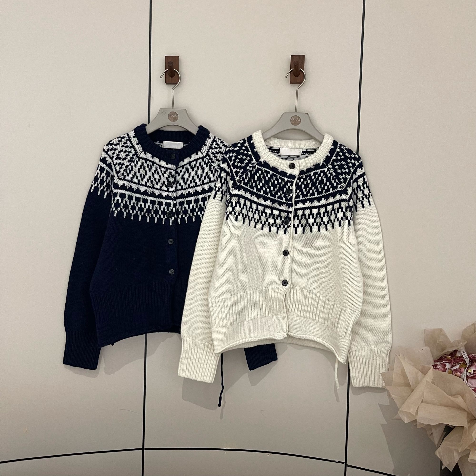 新款气质领圈撞色花纹开衫毛衣Z7824066