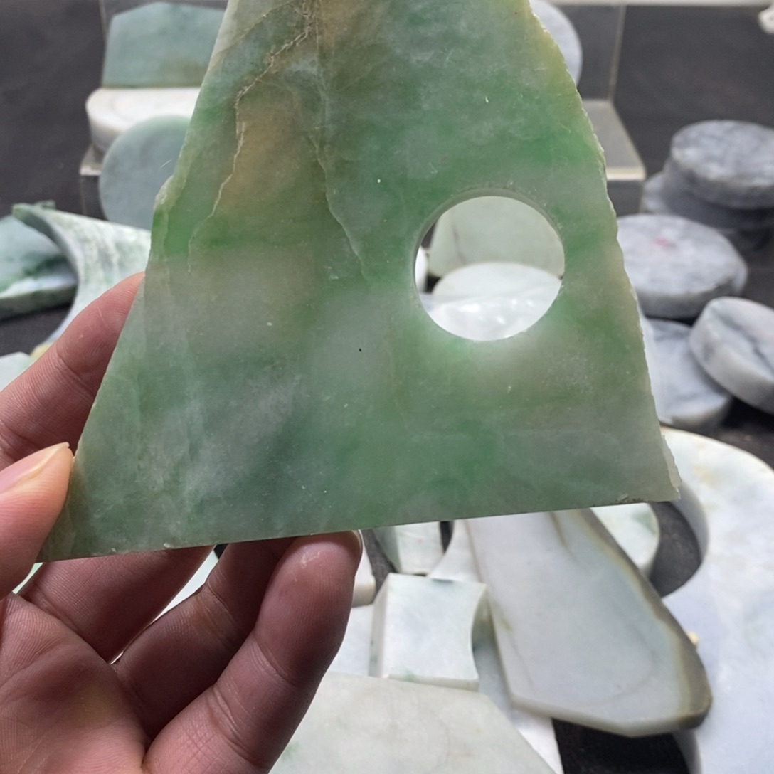 翡翠颈饰未镶嵌翡翠