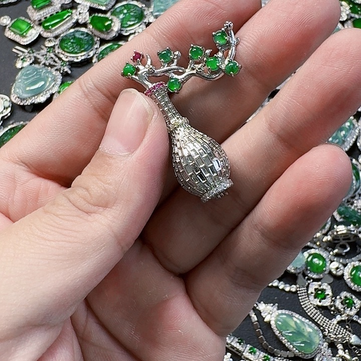 翡翠颈饰未镶嵌天然A货翡翠放漏