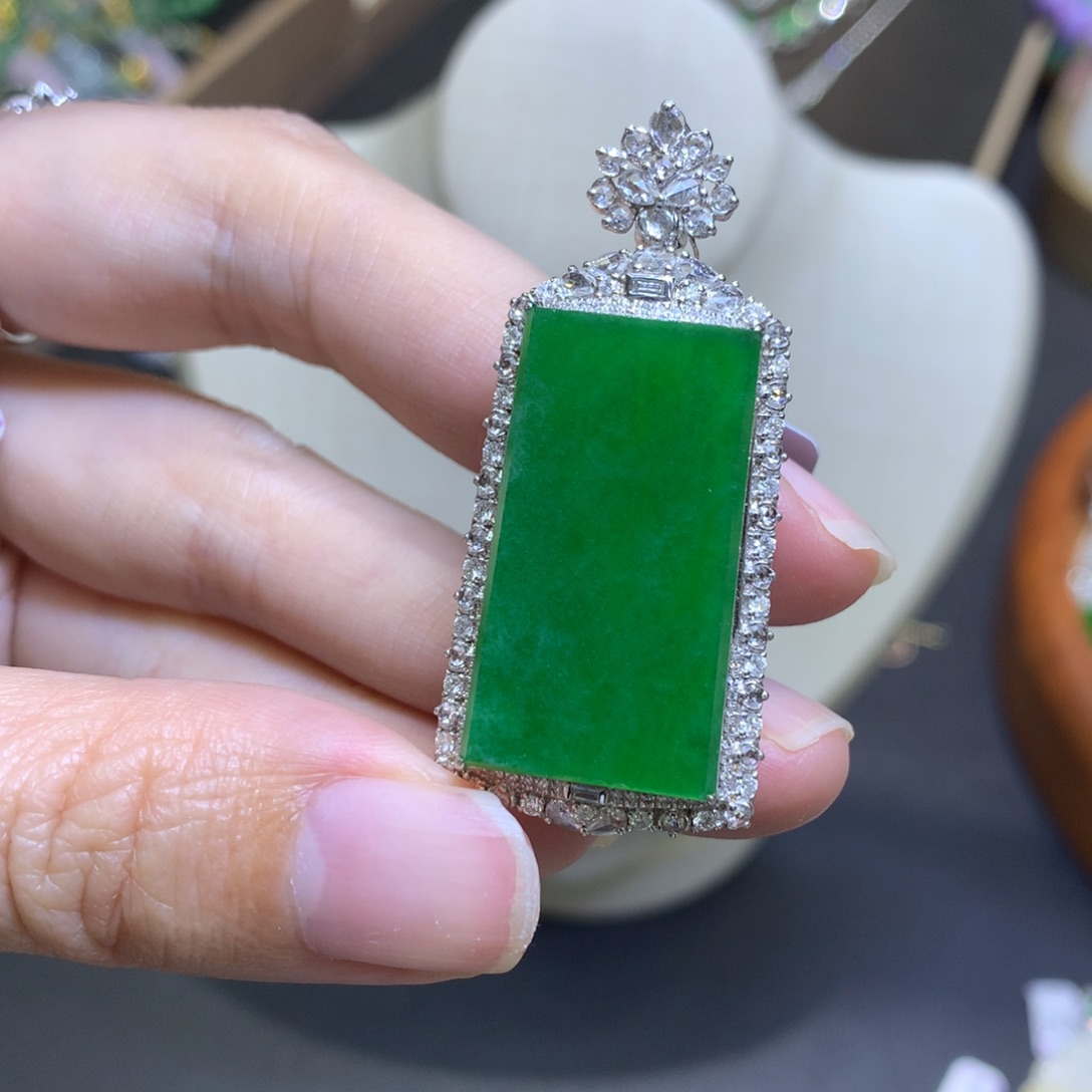 颈饰18K金镶嵌翡翠