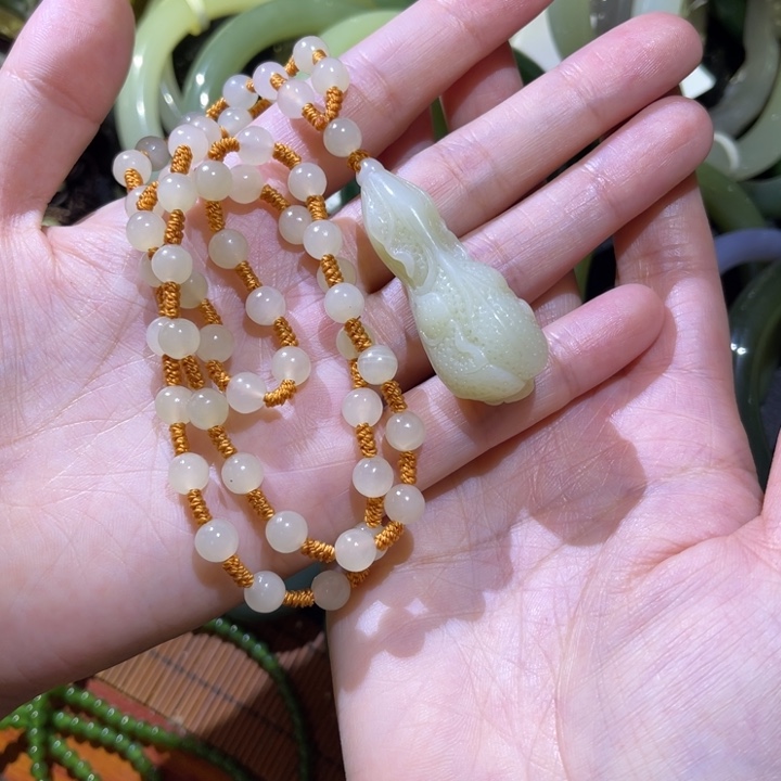 诚***。颈饰未镶嵌和田玉