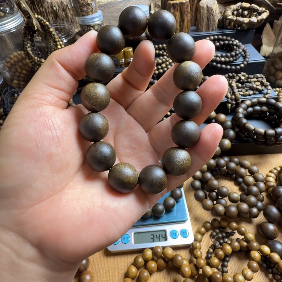 灰***狼沉香碎屑沉香海南沉水虫漏树心老料1.6大34克➕碎屑多样性