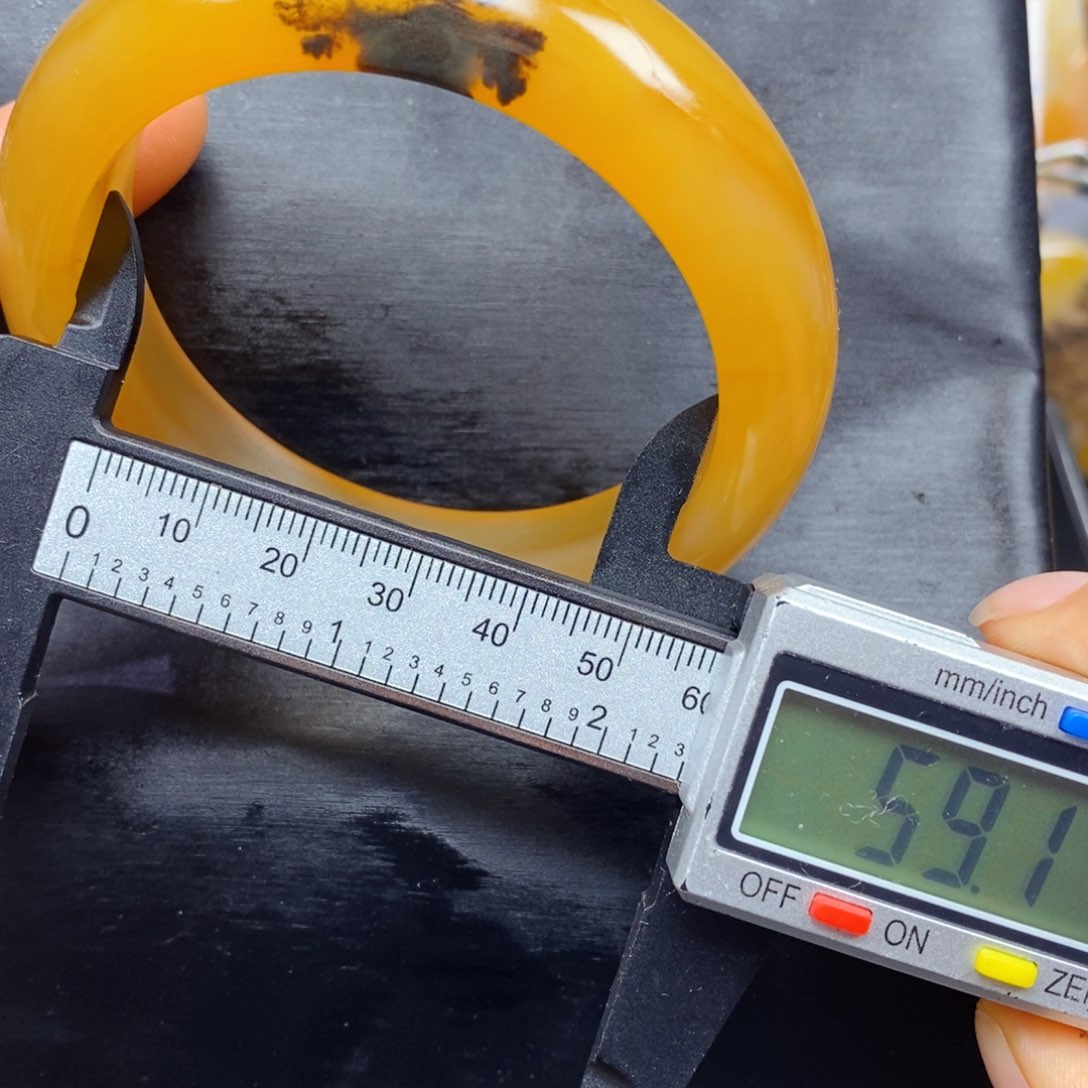 石英质玉（黄龙玉）颈饰未镶嵌