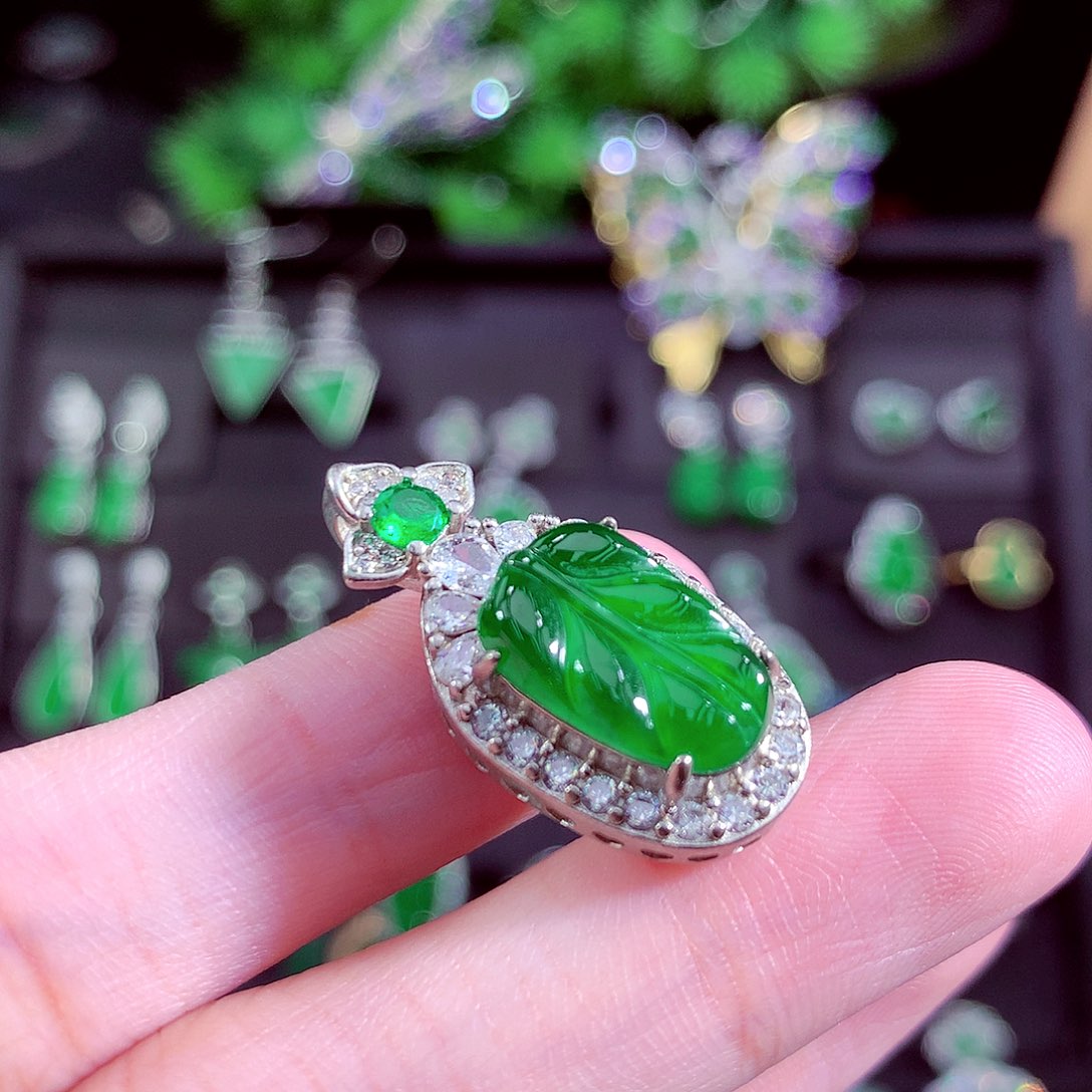 颈饰未镶嵌翡翠天然