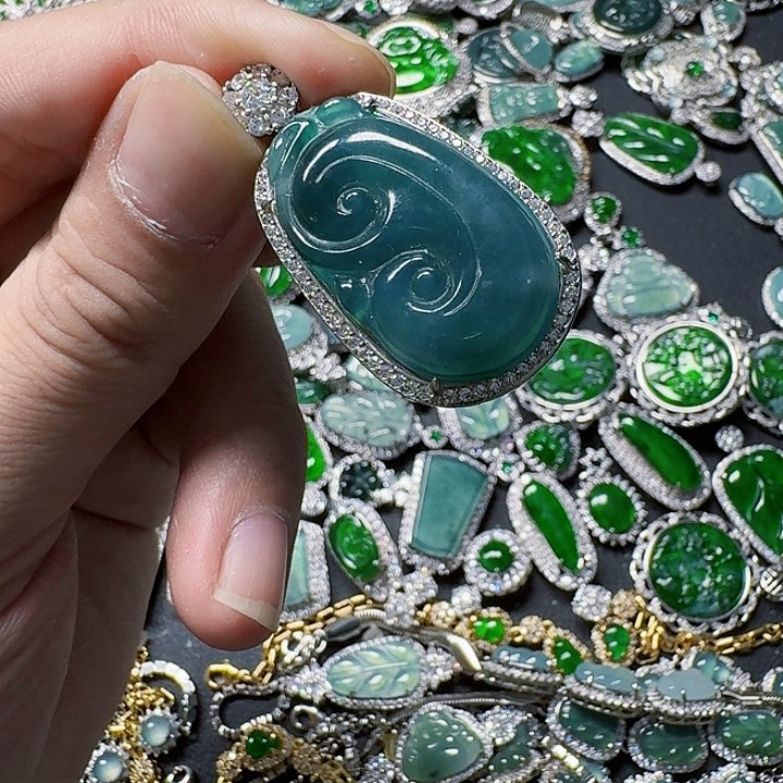 翡翠颈饰未镶嵌天然A货翡翠放漏