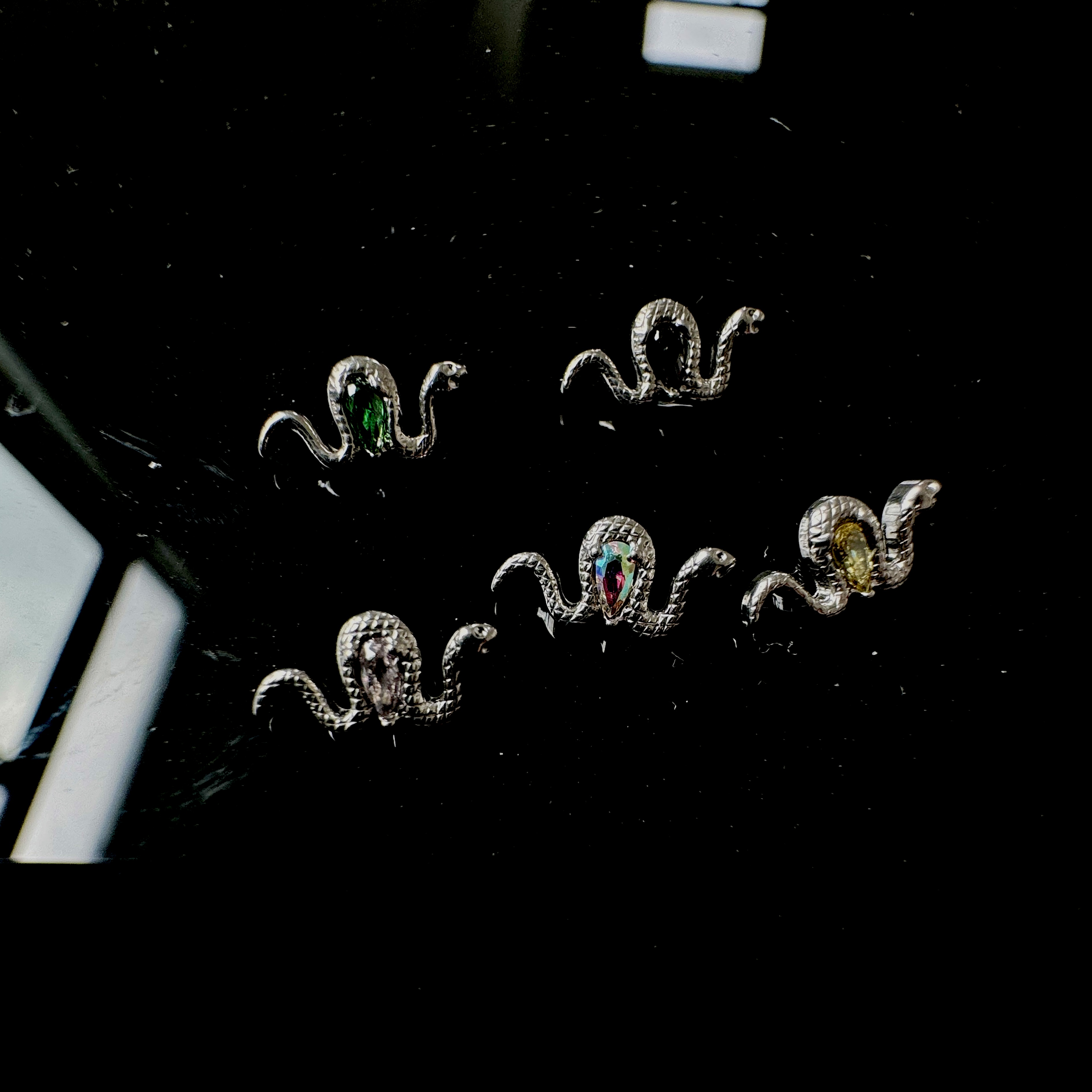 合金耳饰 F136钛合金蛇形耳钉锆石精致小众蛇年耳骨钉百搭养耳洞