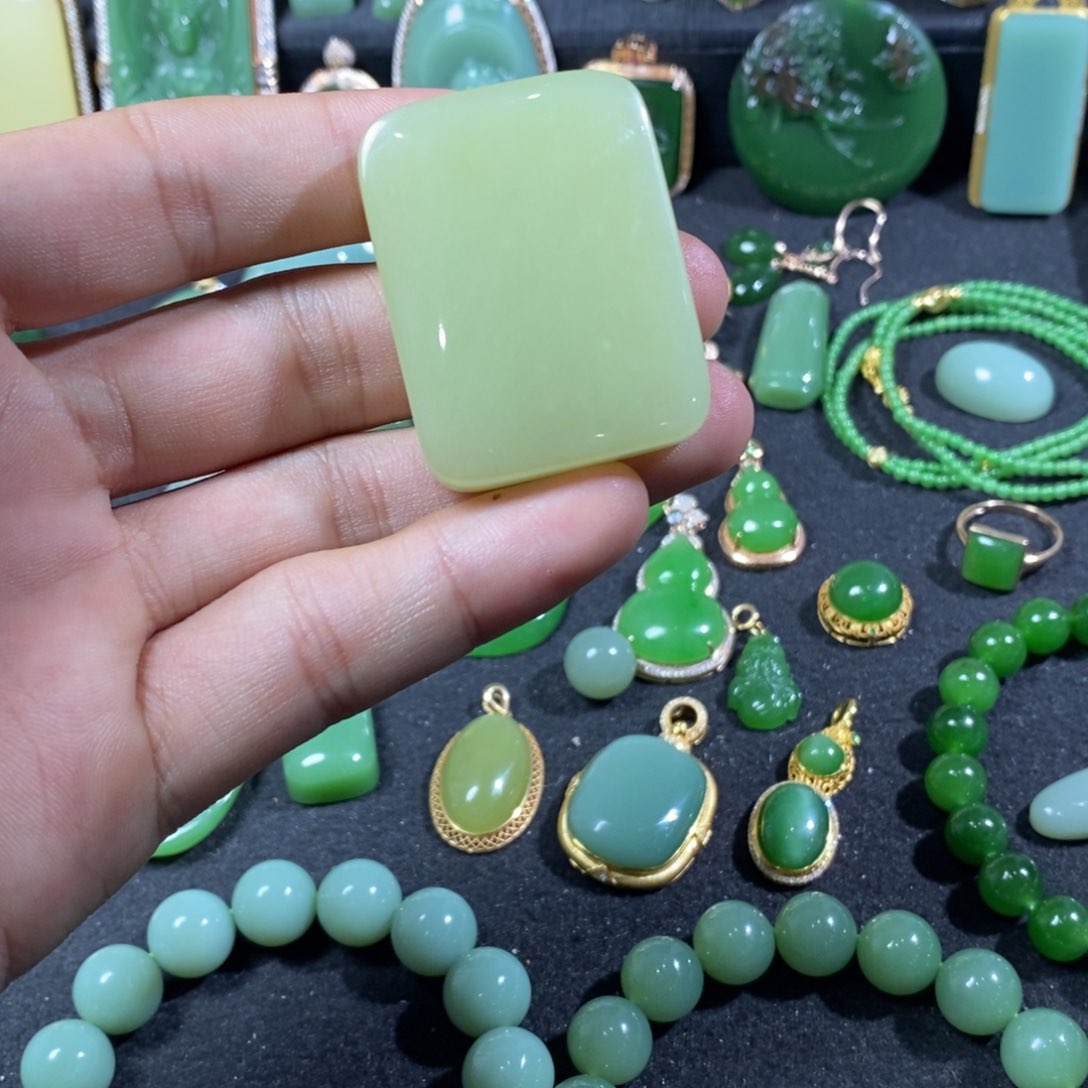 颈饰未镶嵌和田玉（黄玉）