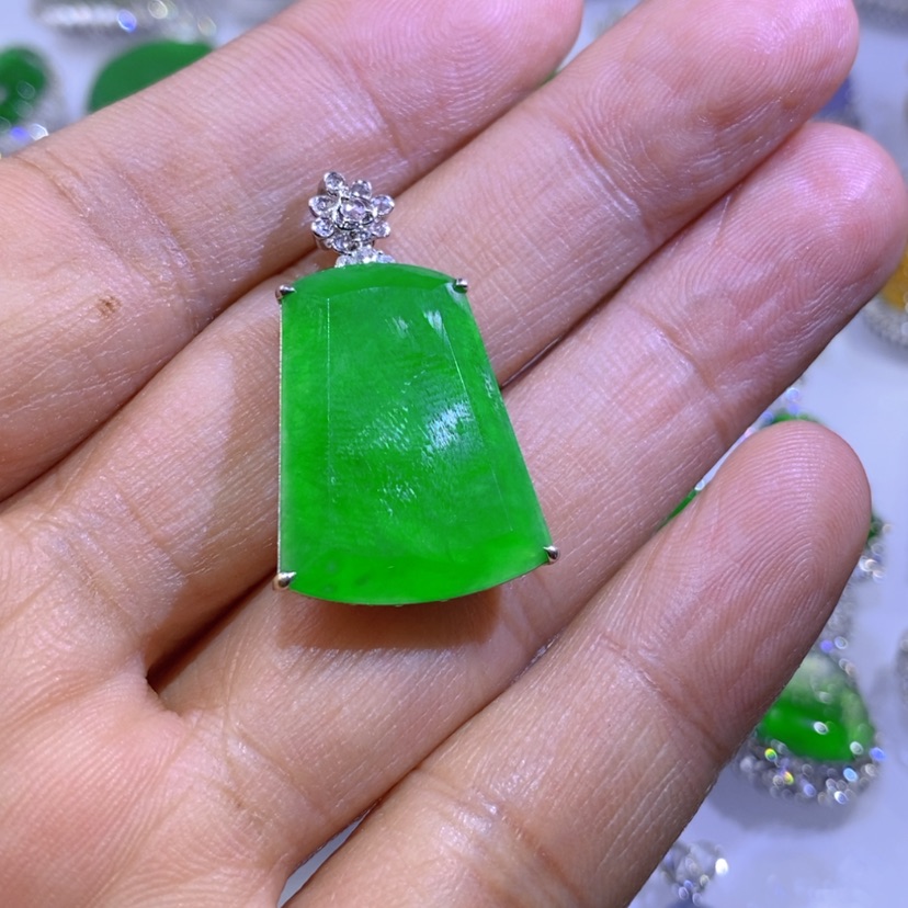 【闪购商品】翡翠挂件18K金镶嵌，天然翡翠