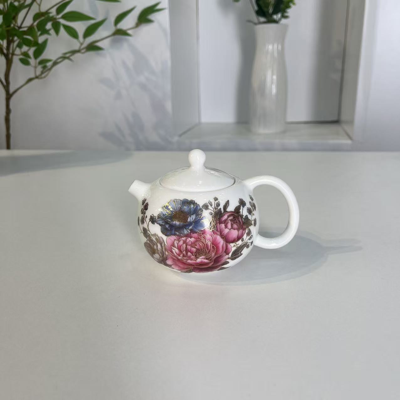  白瓷---金丝牡丹壶@ZH1570