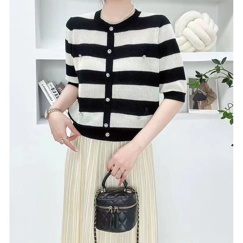 欧洲站假口袋钉扣装饰中袖圆领套头上衣女2025春装轻熟百搭针织衫