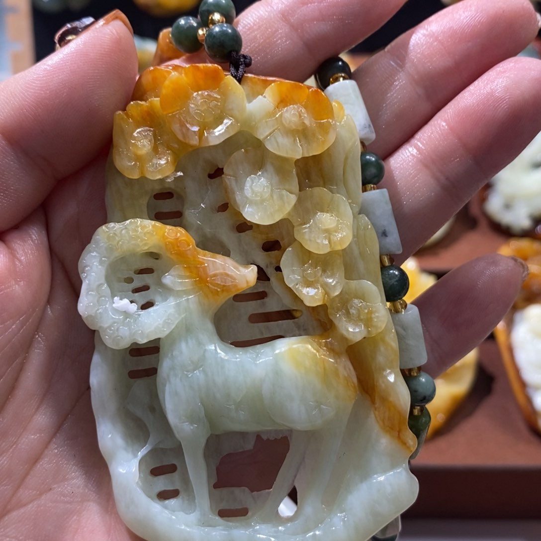 蛇纹石玉未镶嵌颈饰