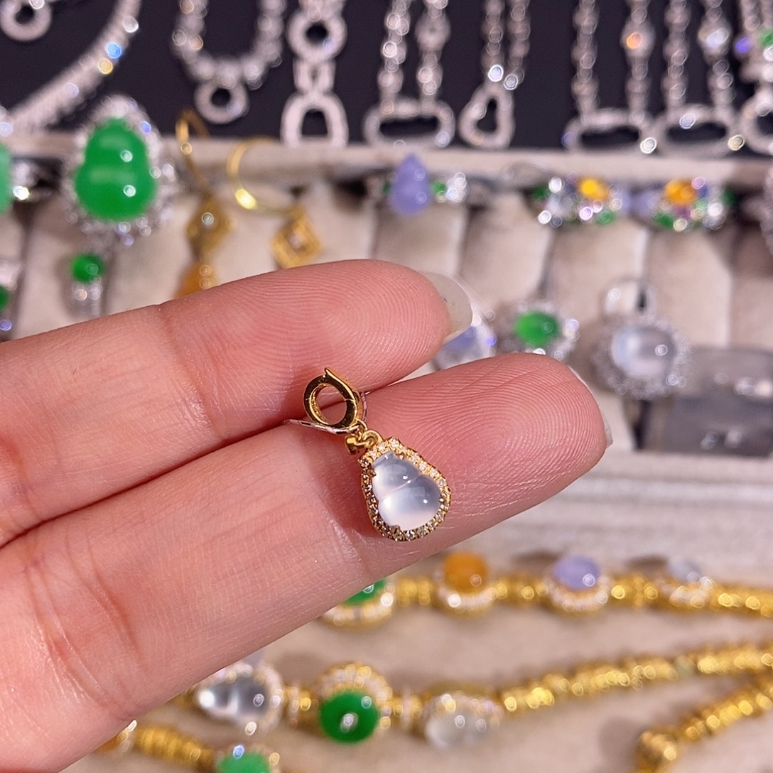 翡翠18K金镶嵌颈饰