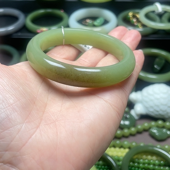 婷***张和田玉未镶嵌手镯