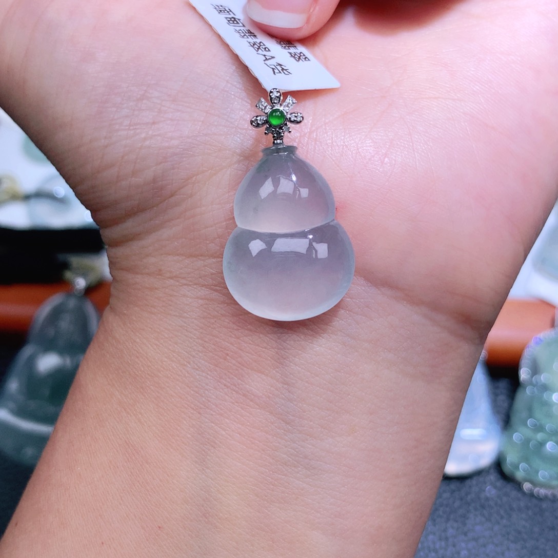 翡翠18K金镶嵌颈饰葫芦