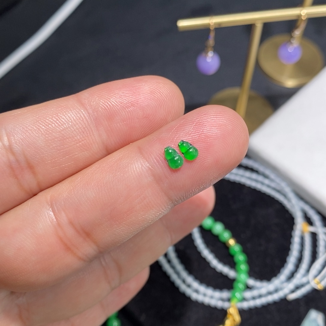 翡翠裸石正阳绿小葫芦1对