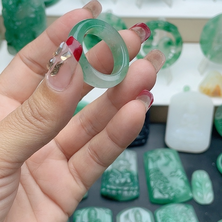 颈饰未镶嵌石英质玉