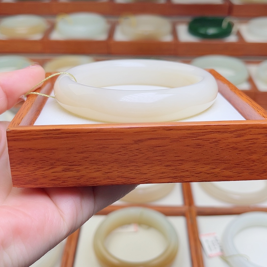 和田玉手镯未镶嵌57.6