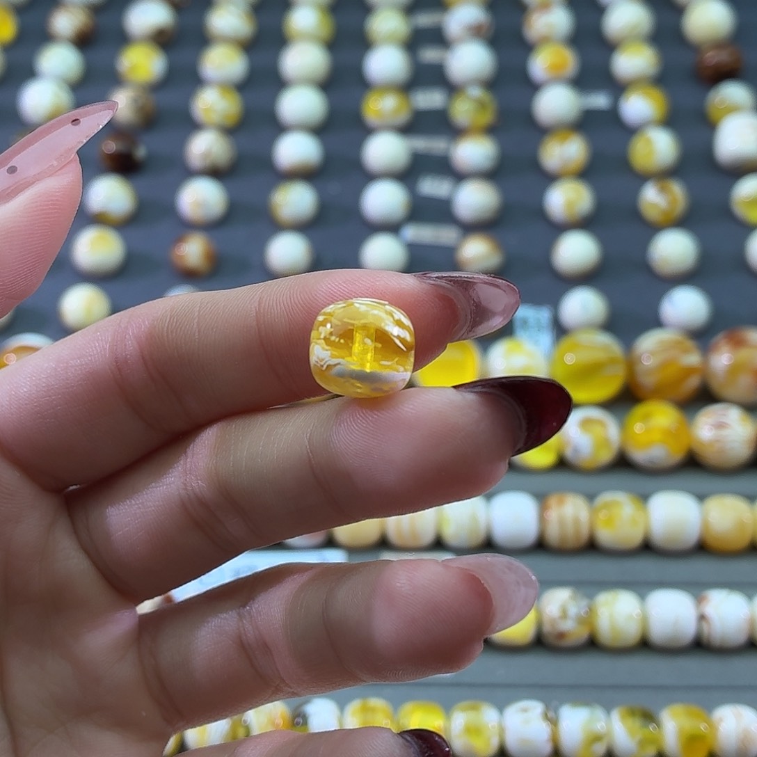 凌***川琥珀未镶嵌裸石蜜蜡