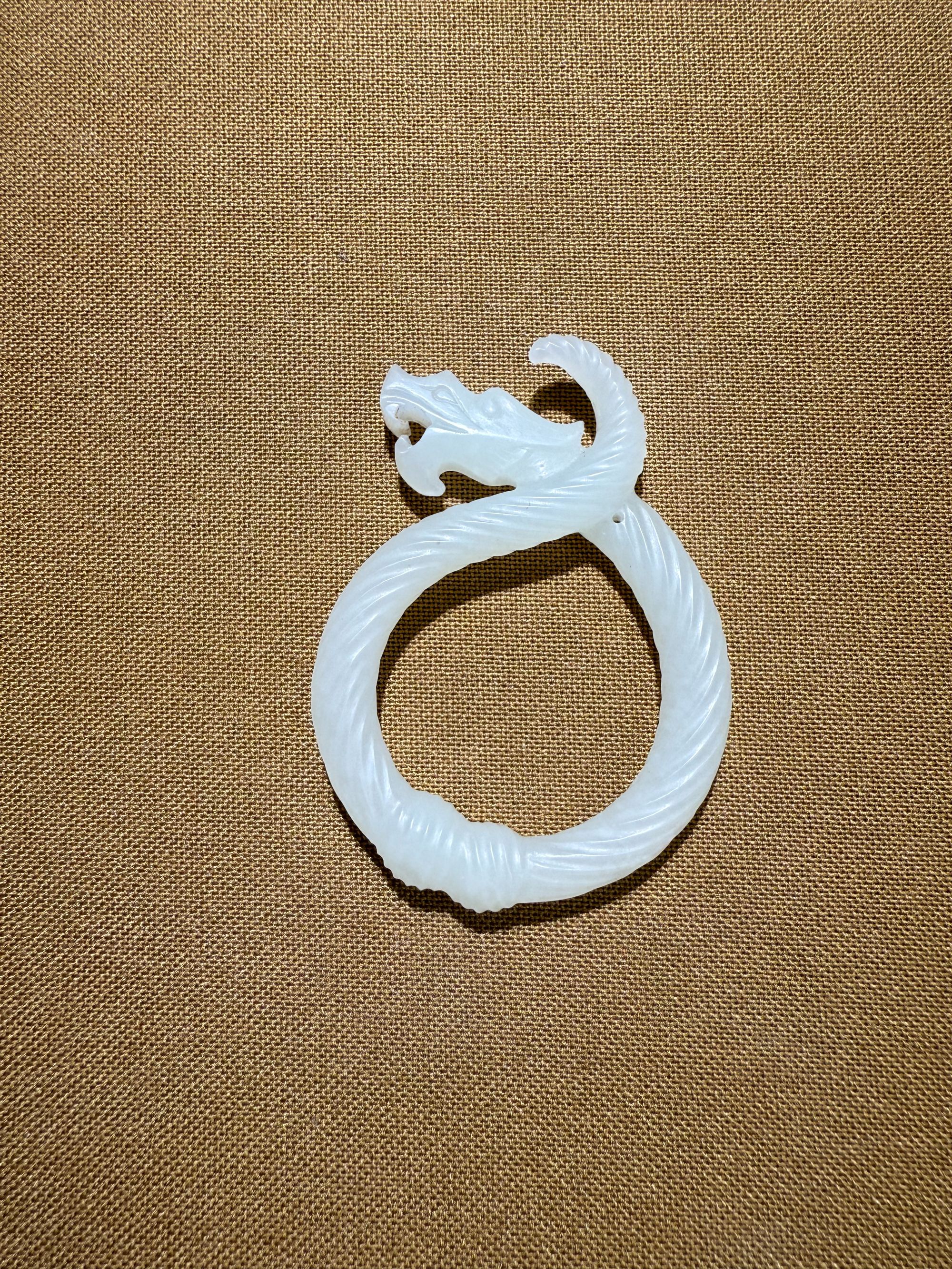 白玉绞丝龙挂件器型美观独特