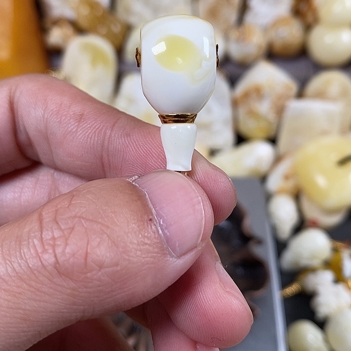 琥珀裸石未镶嵌我