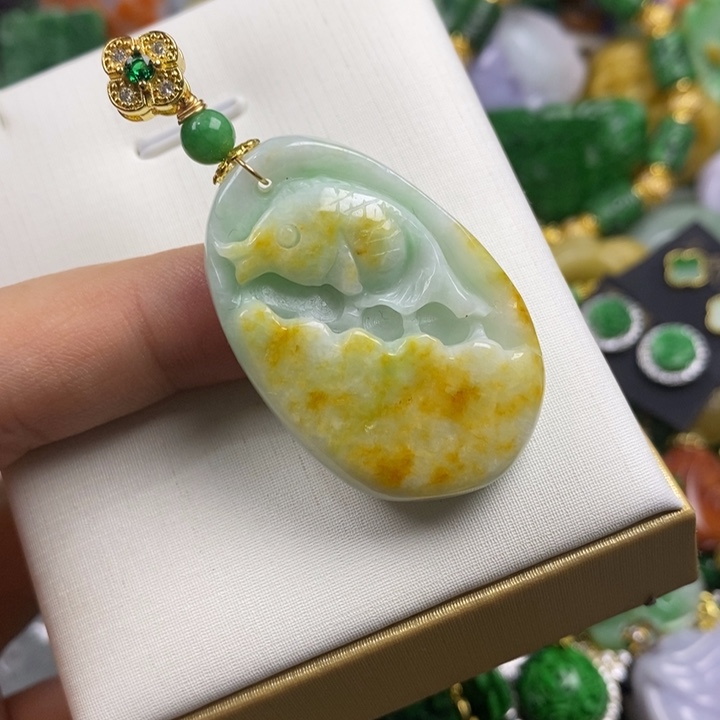 翡翠未镶嵌吊坠(赠链)